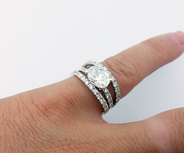 2,5 carat diamond ring on hand