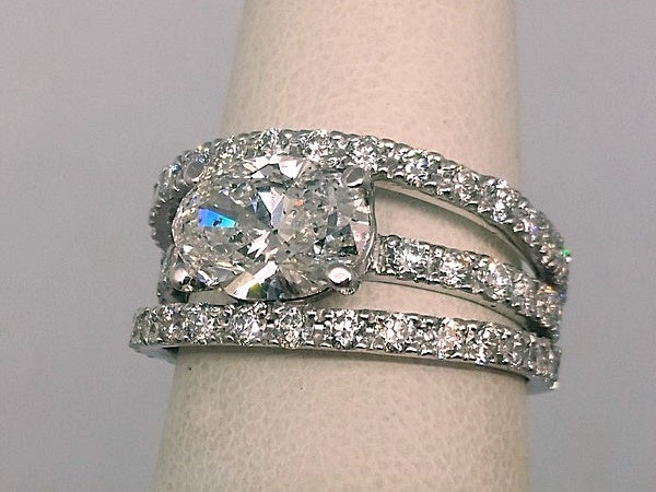 2,5 carat diamond ring with large 1,7ct oval diamond