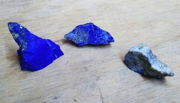 Raw lapis lazuli stones