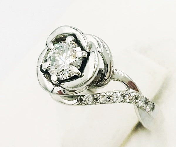 flower engagement ring with 0,4 ct diamond