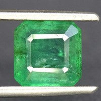 large square emerald stone of 3 carats