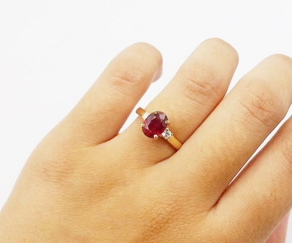 2-carats ruby ring on finger with unique design