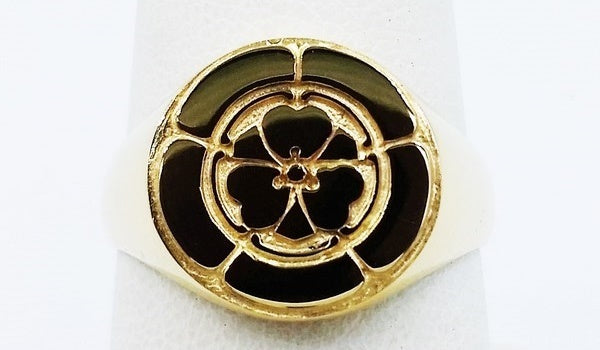 18k yellow gold family crest ring