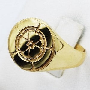 japanese gold signet ring with engraved coat of arms