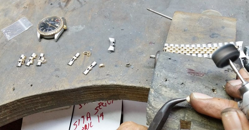 polishing of the gold links set with diamond for the rolex bracelet watch