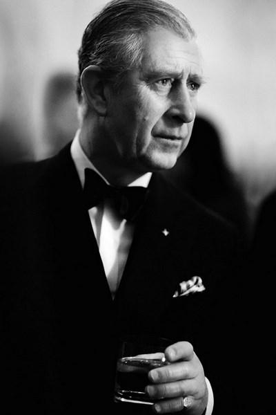 princes charles wear is signet ring on the left hand pinkie finger
