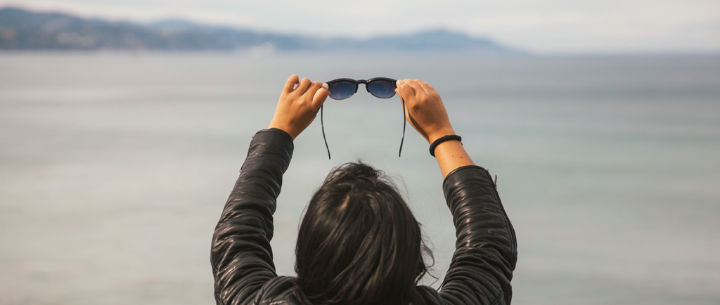 Cómo limpiar bien las gafas para que no se rayen?