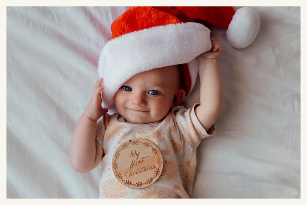 15 *Ridiculously Cute* Baby’s First Christmas Photo Ideas (That You Can DIY!)