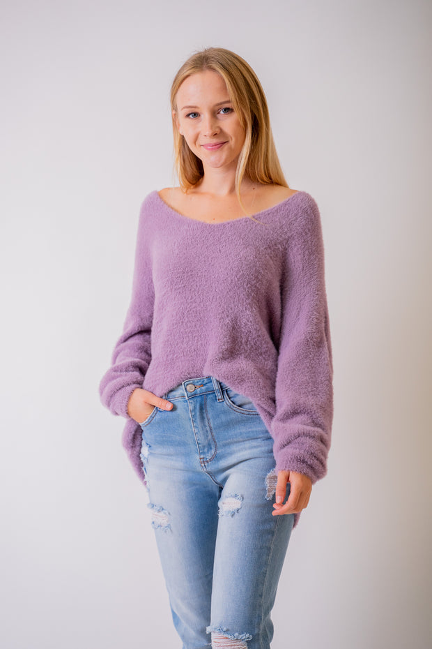 Fialový sveter s véčkovým výstrihom