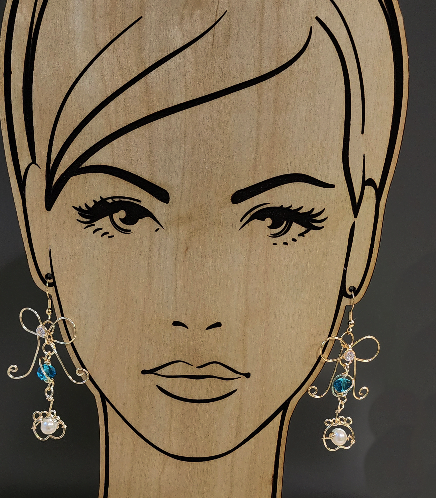 Gold-Bowtie earring dangle
