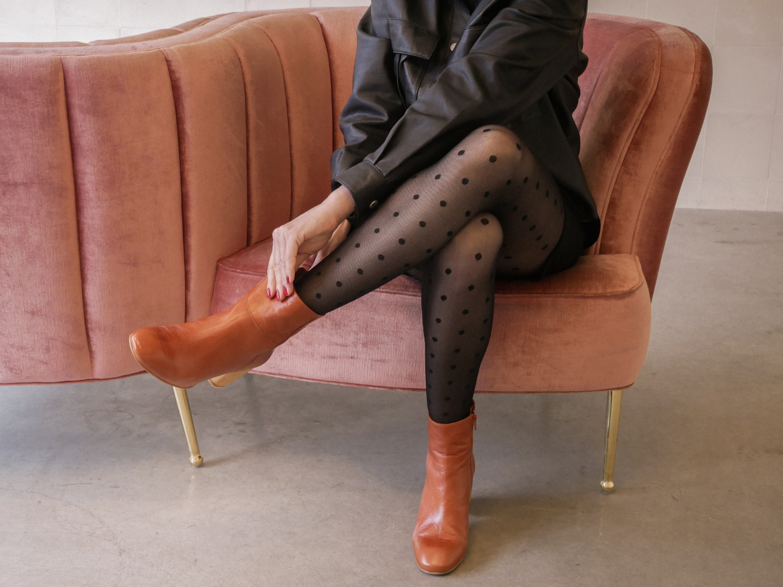 5 Mistakes We All Make When Putting on Tights – From Rachel