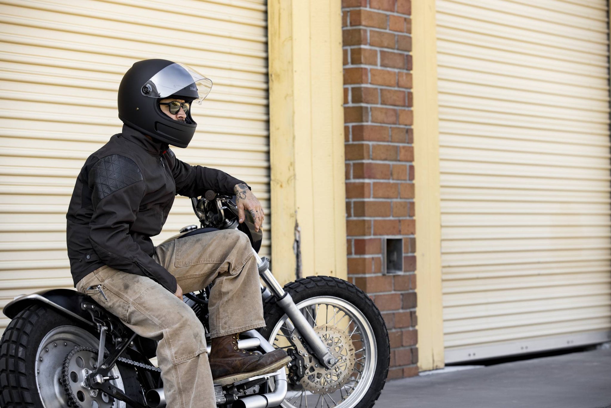 Gringo SV Helmet Flat Black on Rider