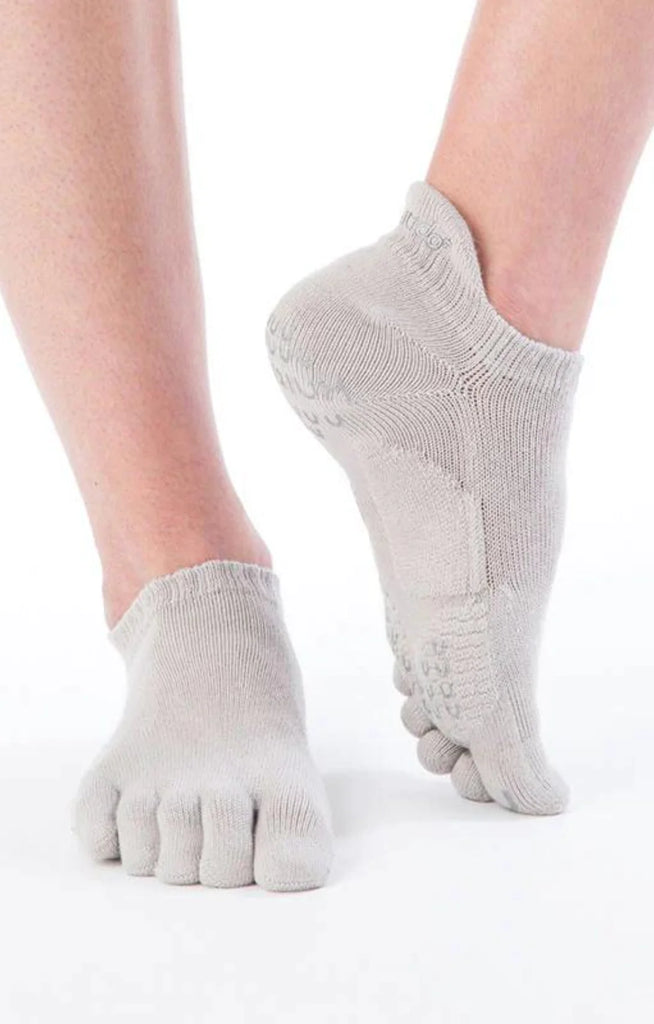 https://cdn.shopify.com/s/files/1/2594/4358/products/Socks-Knitido-Plus-Basic-Solid-Colors-Footie-Grip-Toe-Socks-With-Power-Pads-Grey1_1024x1024.webp?v=1678906588