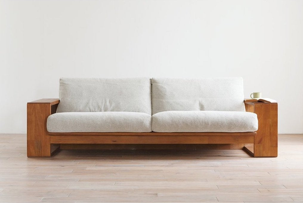 實木沙發搭配米色系坐墊 - 日式簡約風