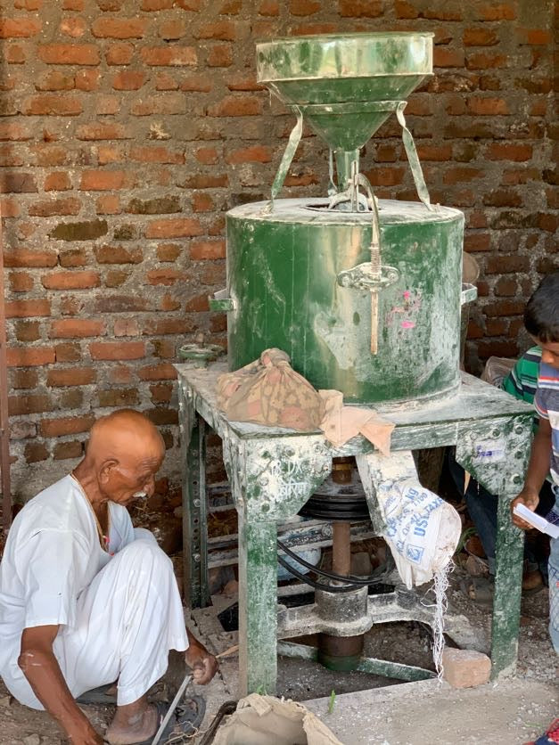 Stone grounded wheat, stone grounded khapli atta, traditional flour making machine, how to make flour at home, traditional method, happy work, healthy khapli atta, healthy emmer wheat