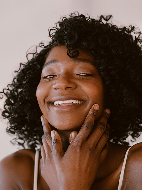 woman holding skoon pigmentation