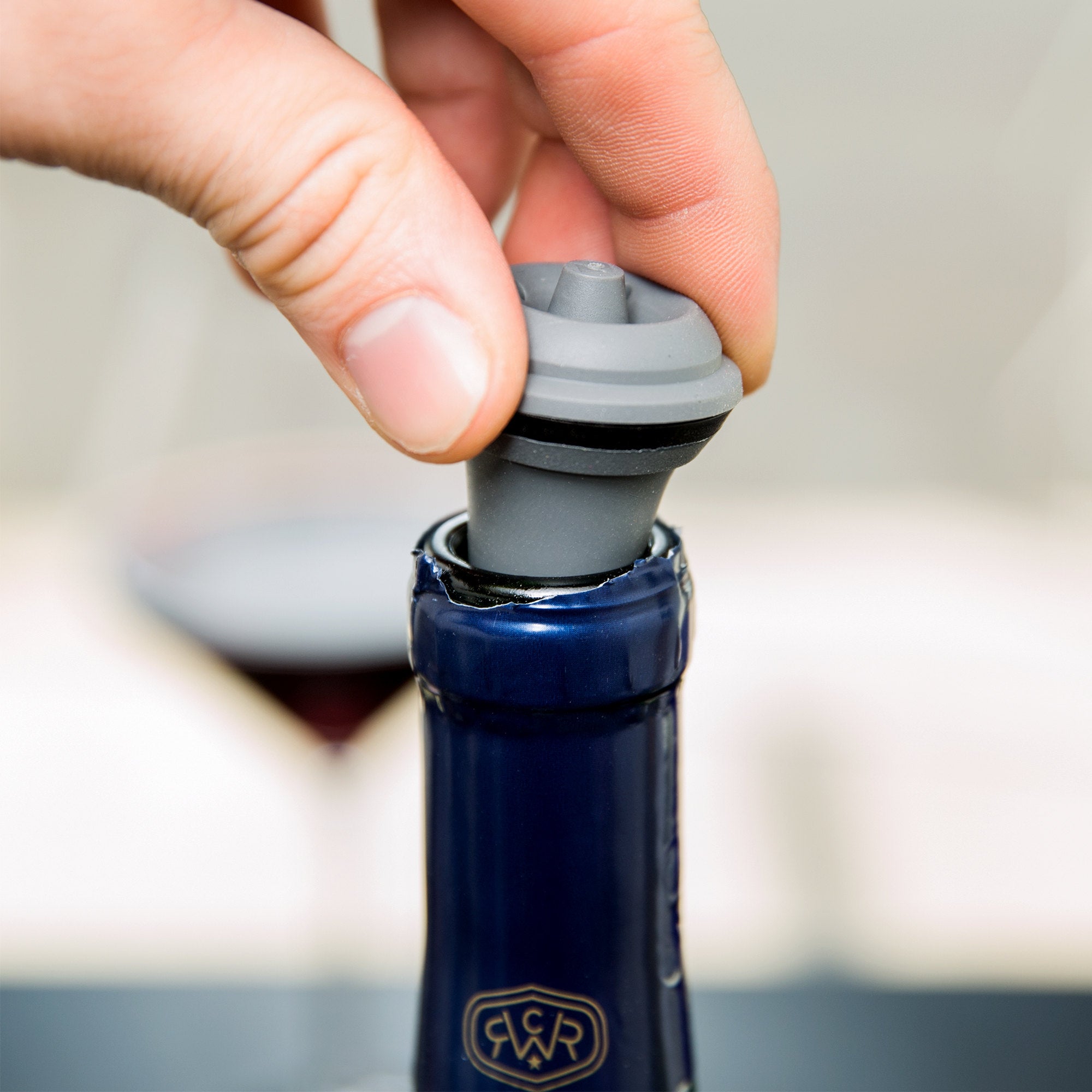  Vacu Vin Wine Saver Pump Black with Vacuum Wine Stopper - Keep  Your Wine Fresh for up to 10 Days - 1 Pump 2 Stoppers - Reusable - Made in  the