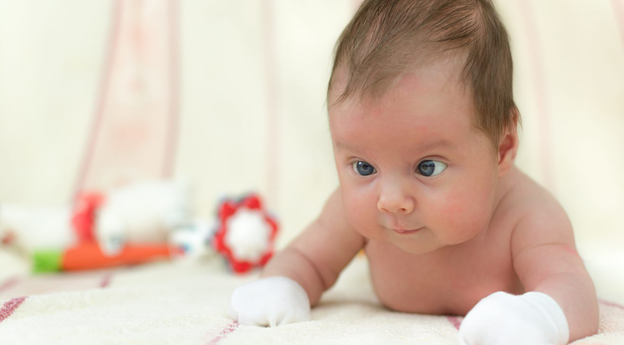 Глазки в 3 месяца. Косоглазие (страбизм) у новорожденного. Дети до года. Глаза новорожденного ребенка. Страбизм у новорожденных.