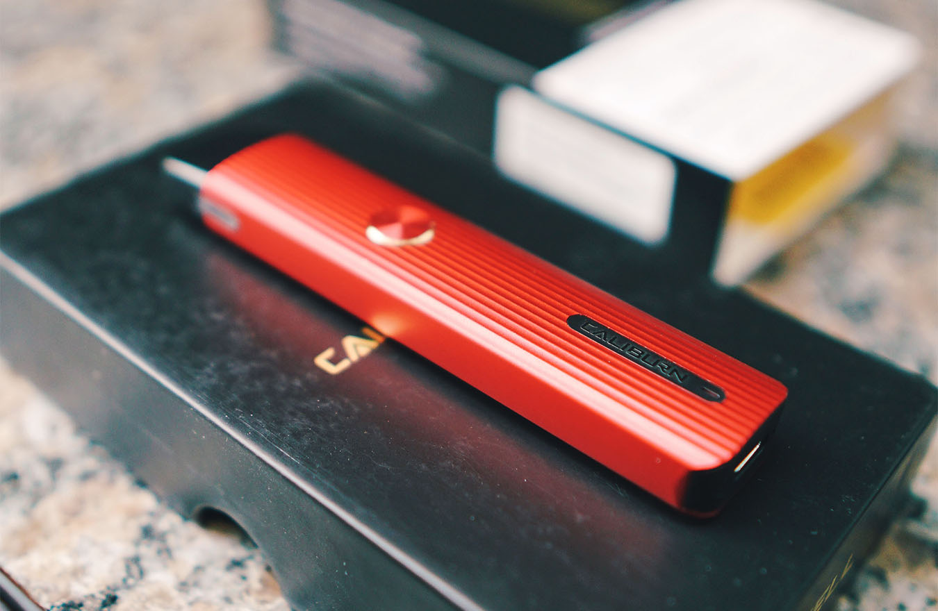 UWell Caliburn G vaporizer on top of box