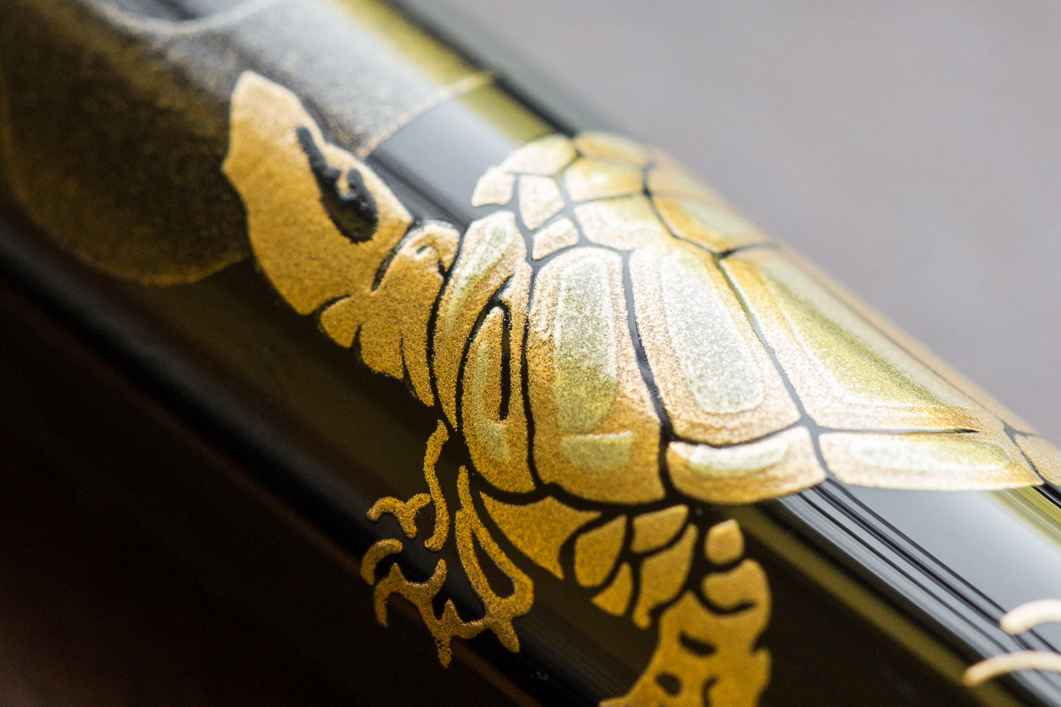 Close up of Hira technique on turtle fountain pen