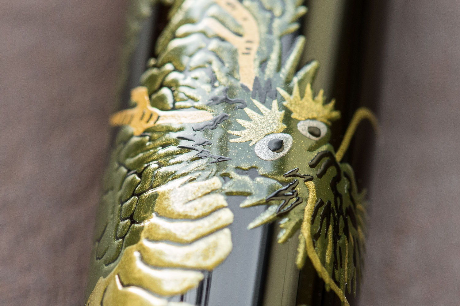 Pilot Namiki Nippon Art Maki-e fountain pen Dragon and cumulus close up