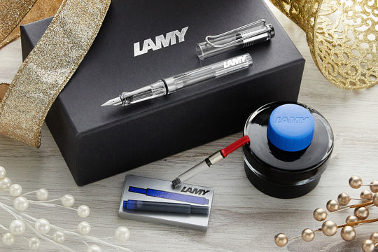 https://cdn.shopify.com/s/files/1/2603/2528/products/LAMY-GiftSets-2022-Safari-VistaSilver-Bottle-T52BlueSet-2_540x.jpg?v=1663170885