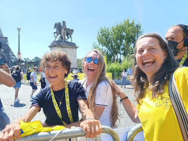 Jeannie Longa and Inga Thompson are all smiles at the start of the 2022 Tour de Femmes Avec Zwift in Paris