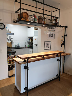 Luxe bar in keuken met zwart steigerbuis