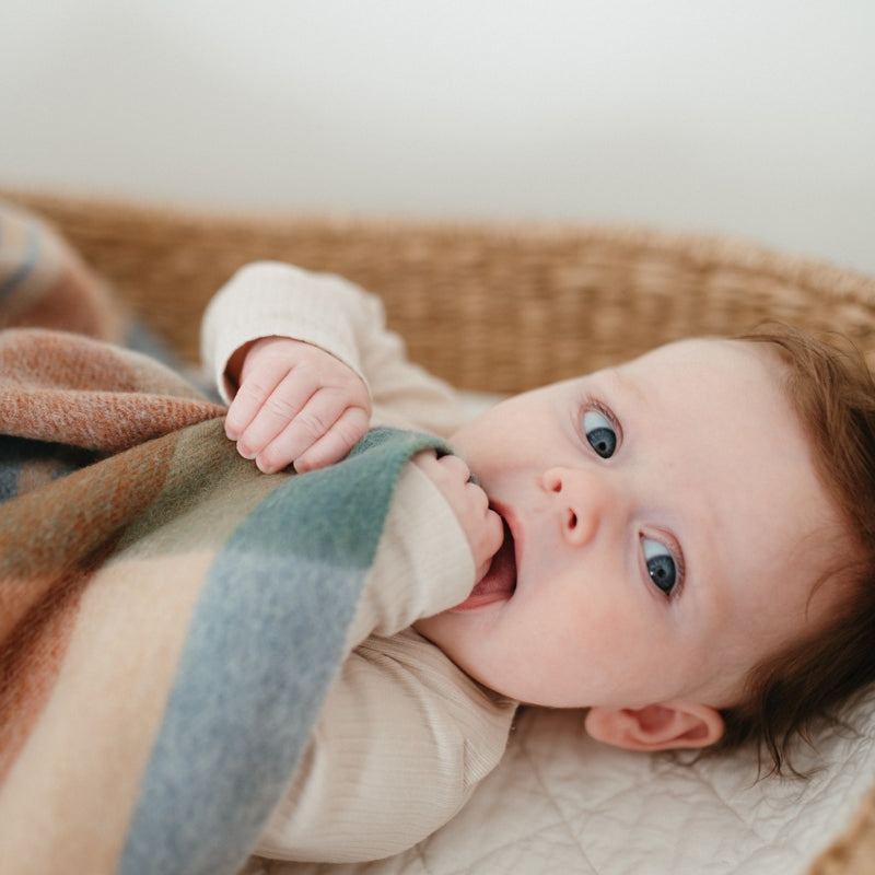 Superweiche Babydecke aus Lammwolle mit Regenbogenstreifen