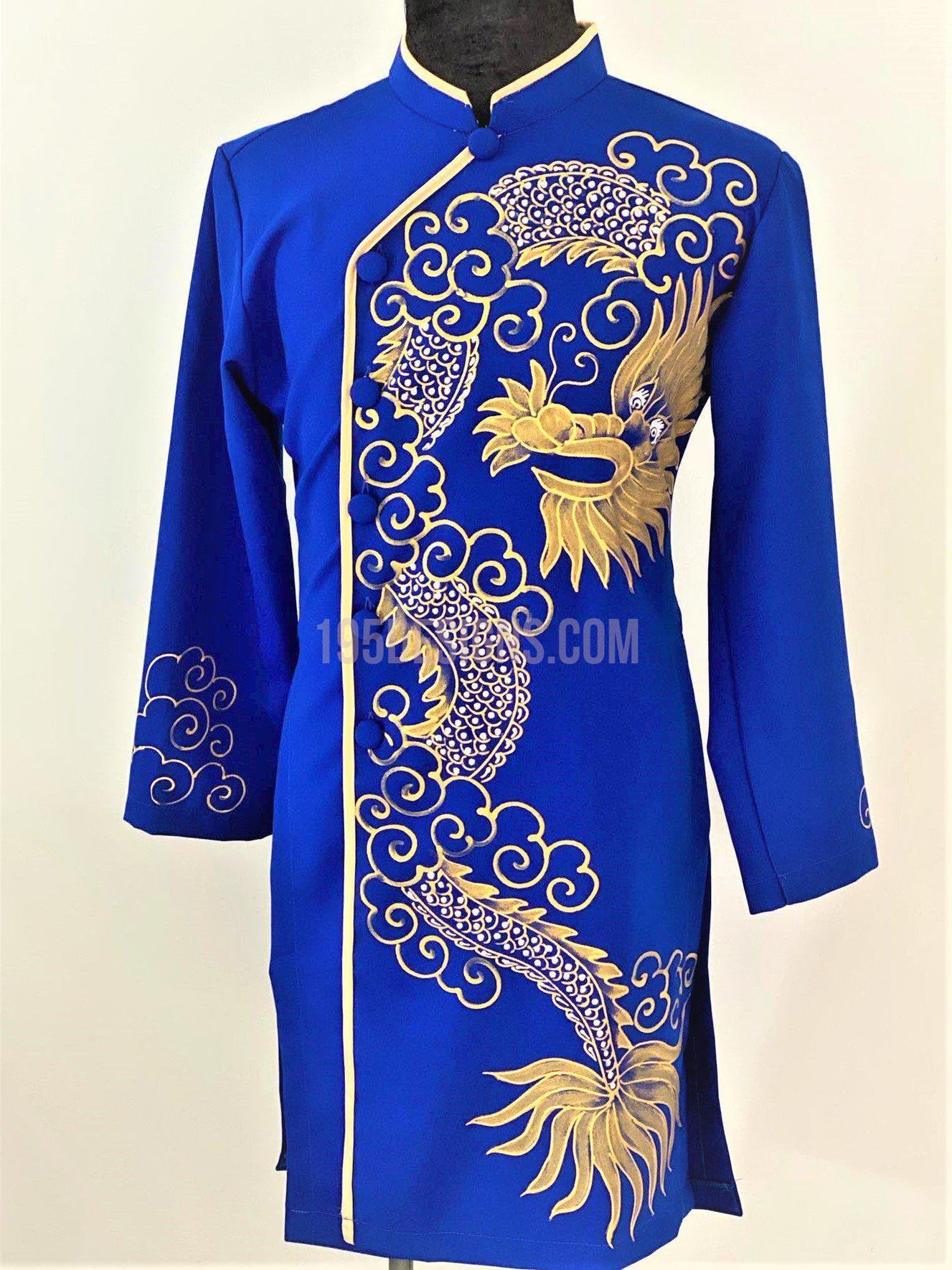 Áo Dài Xanh Nam Vẽ Rồng (Men\'s Blue Ao Dai with Dragon Design): Với sự kết hợp tuyệt vời giữa màu xanh và hình ảnh rồng đầy sức mạnh, áo dài nam xanh vẽ rồng sẽ mang đến cho bạn một vẻ đẹp đầy trang phục. Hãy mặc áo dài nam vẽ rồng và cảm nhận sự tự tin tuyệt đối từ bản thân.