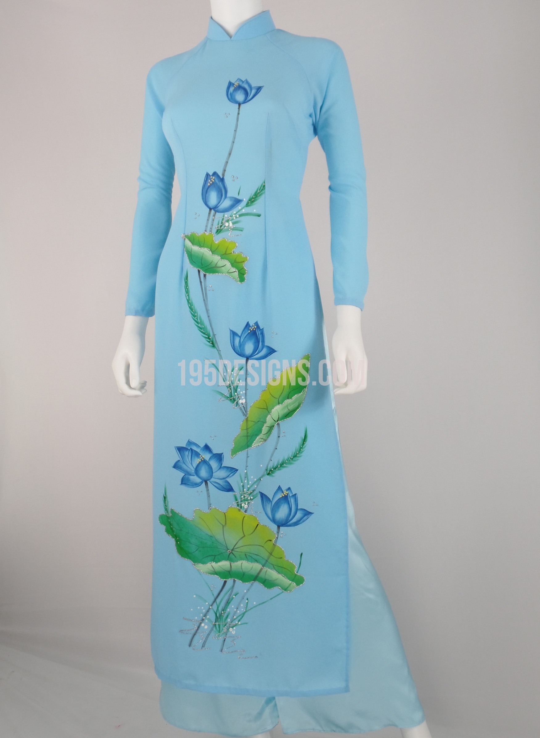 Áo dài hoa sen là sự kết hợp tuyệt vời giữa truyền thống và hiện đại của phụ nữ Việt Nam. Với hoa sen được in trên vải tạo nên vẻ đẹp rực rỡ và sang trọng, chắc chắn khi mặc, bạn sẽ trở nên nữ tính và thanh lịch hơn bao giờ hết.