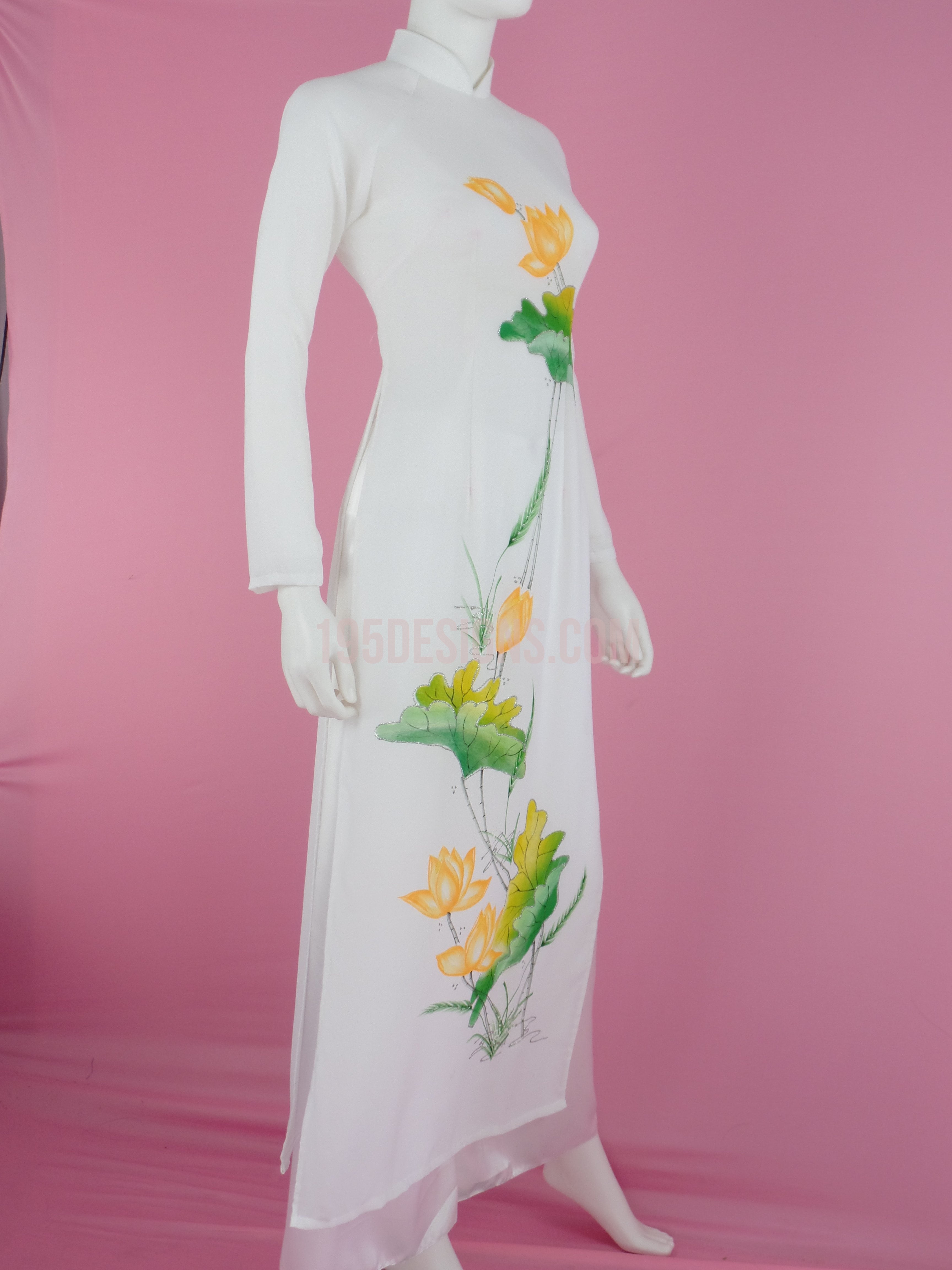 Áo dài Sen Trắng là bộ trang phục truyền thống tuyệt đẹp của người Việt Nam. Màu sắc trắng tinh khôi kết hợp với hoa sen tượng trưng cho sự thanh cao và tinh túy của văn hóa Việt sẽ khiến bạn thật sự nổi bật trong các sự kiện quan trọng.