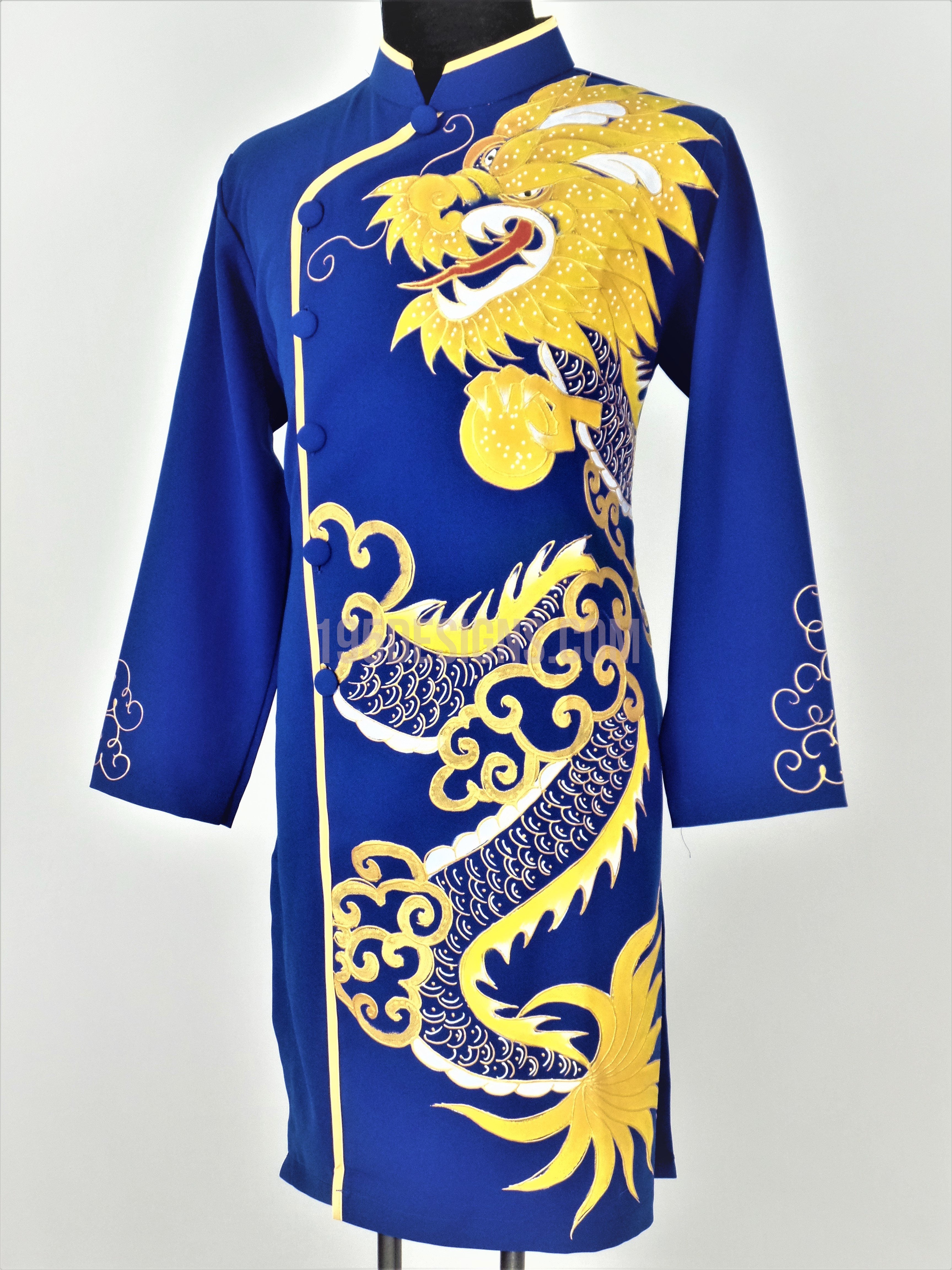 Áo dài nam màu xanh cùng hình ảnh rồng tuyệt đẹp sẽ khiến bạn phải ngạc nhiên và thích thú. Đối với người Việt, áo dài luôn là một truyền thống quý giá, kết hợp với hình ảnh rồng thì hoàn hảo không thể chê vào đâu được. Hãy không bỏ lỡ cơ hội thưởng thức tác phẩm nghệ thuật này.