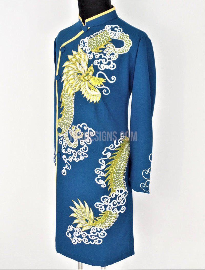 Áo dài nam màu xanh là một trong những lựa chọn phổ biến nhất cho các dịp lễ tết hay các sự kiện trang trọng. Hãy xem bức ảnh liên quan để thấy được sự sang trọng, trang nhã mà trang phục mang lại.