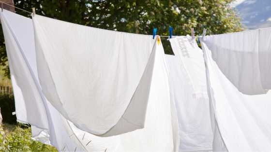 Le séchage à l'air libre en extérieur par temps sec est toujours à privilégier quand c'est possible pour avoir des draps propres et frais