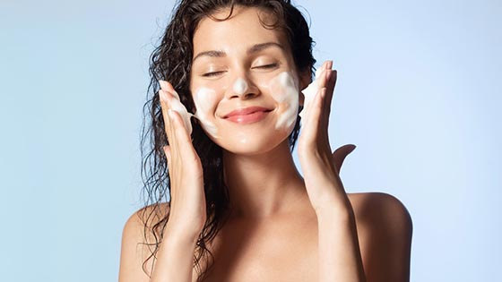 Nettoyez et soignez votre peau avant de dormir pour réduire l'acné