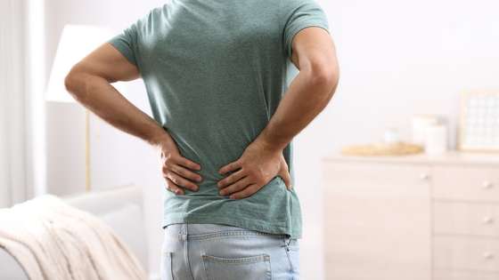La sténose lombaire peut entraîner des douleurs allant du bas du dos jusque dans les jambes