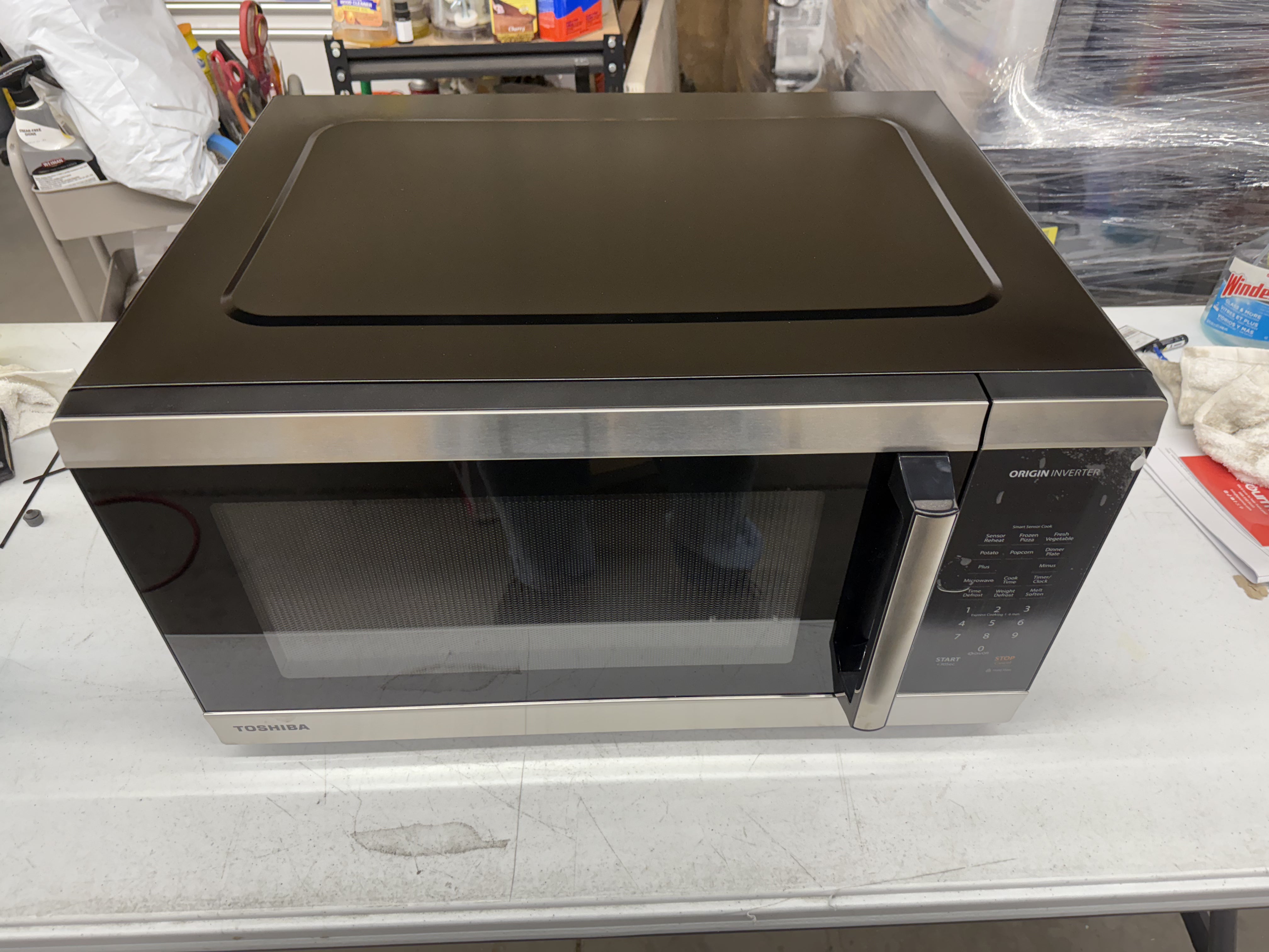 Toshiba 2.2 cu. ft. Countertop Microwave Oven, 1200 Watts, Stainless Steel!! NEW IN BOX!!