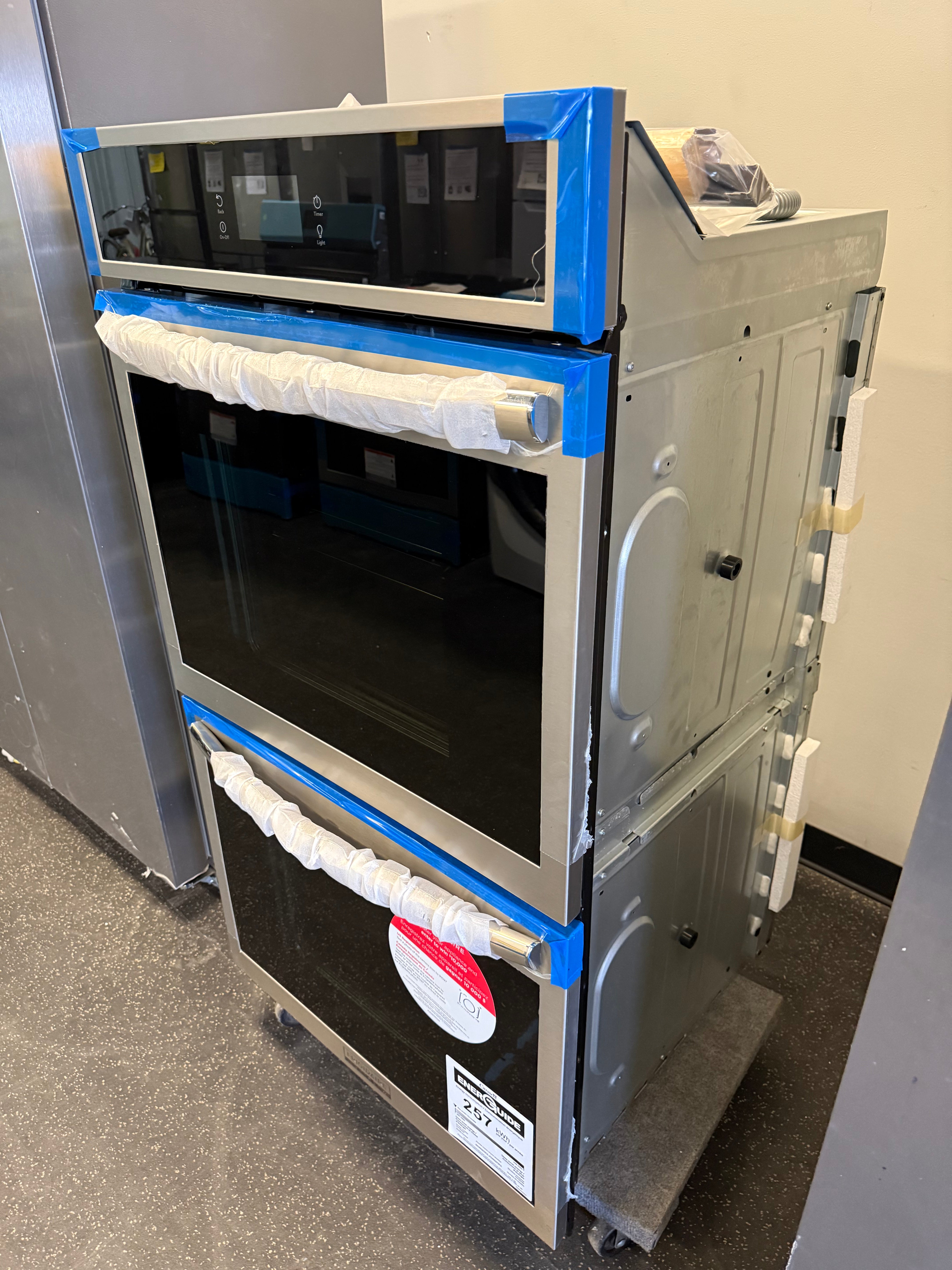 !!REDUCED!! MAKE YOUR KITCHEN THE TALK OF YOUR NEXT HOME PARTY WITH THIS BEAUTIFUL DOUBLE WALL OVEN!!

Frigidaire Gallery 27 inch Double Electric Wall Oven with Air Fry Self + Steam Cleaning ( Fingerprint Resistant Stainless Steel )! (BRAND NEW)