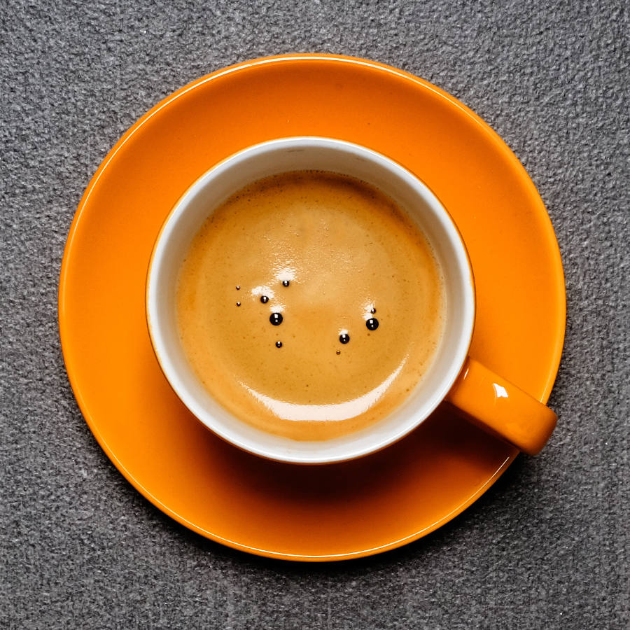 Schmeckt Kaffee aus orangefarbigen Tassen besser?