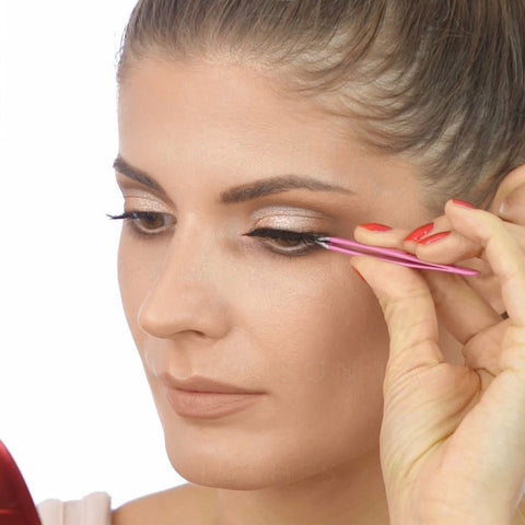 how to apply faux lashes_hold lashes