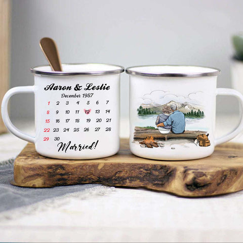 https://cdn.shopify.com/s/files/1/2617/5104/products/anniversarycalendarmountainhikingoldcouplecampfiremug_large.jpg?v=1623744366