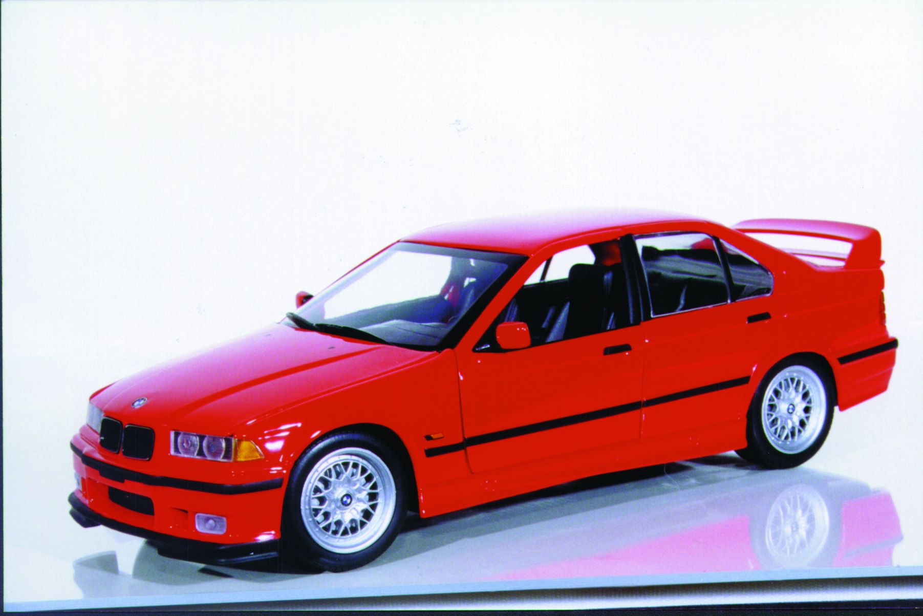 1:18 UT Models BMW E36 318is red, white