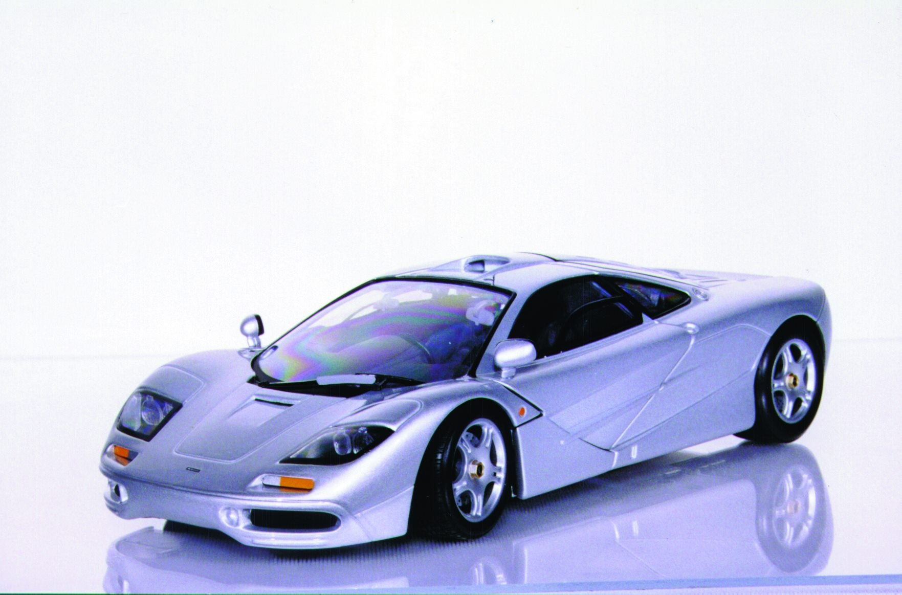 1:18 UT Models McLaren F1 GTR Roadcar ('96) silver, pewter, green