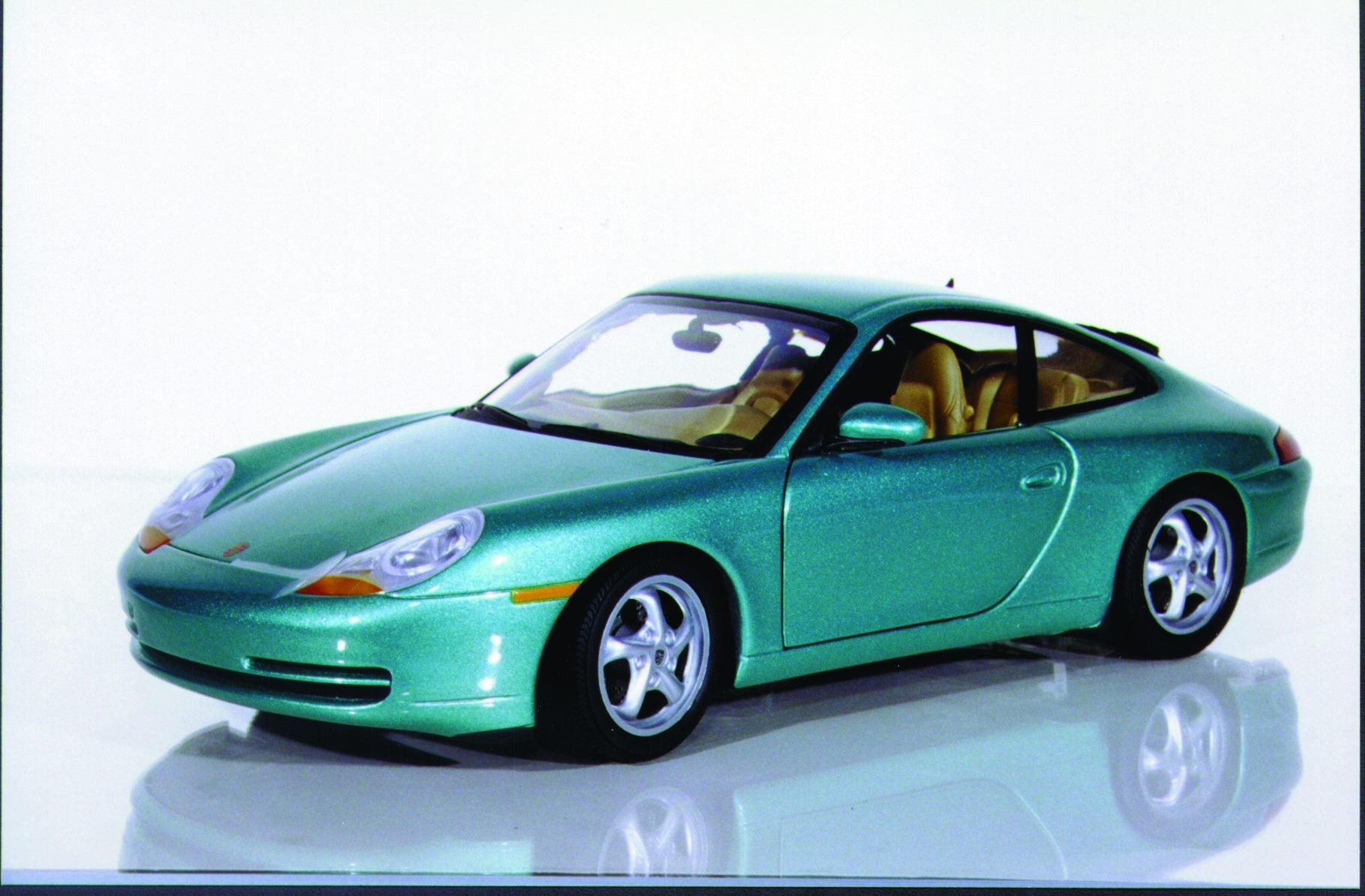 1:18 UT Models Porsche 911 996 Coupe green, black MIB