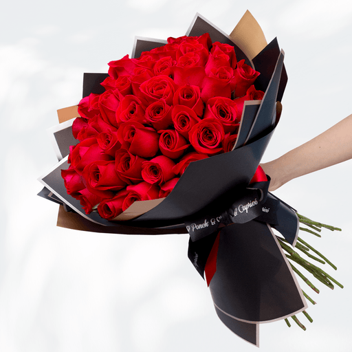 Bouquet de 50 rosas rojas en papel decorativo - Flores Regias