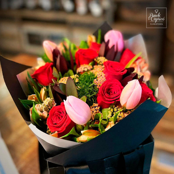 Bouquet de Tulipanes y Rosas Rojas — Ponch' & Capricó