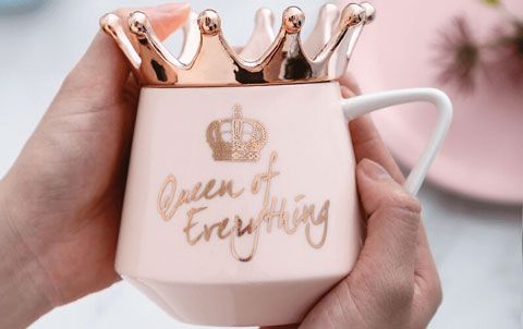 quebec-queen-mug-pink-handwriting-finger-gesture-description-photo