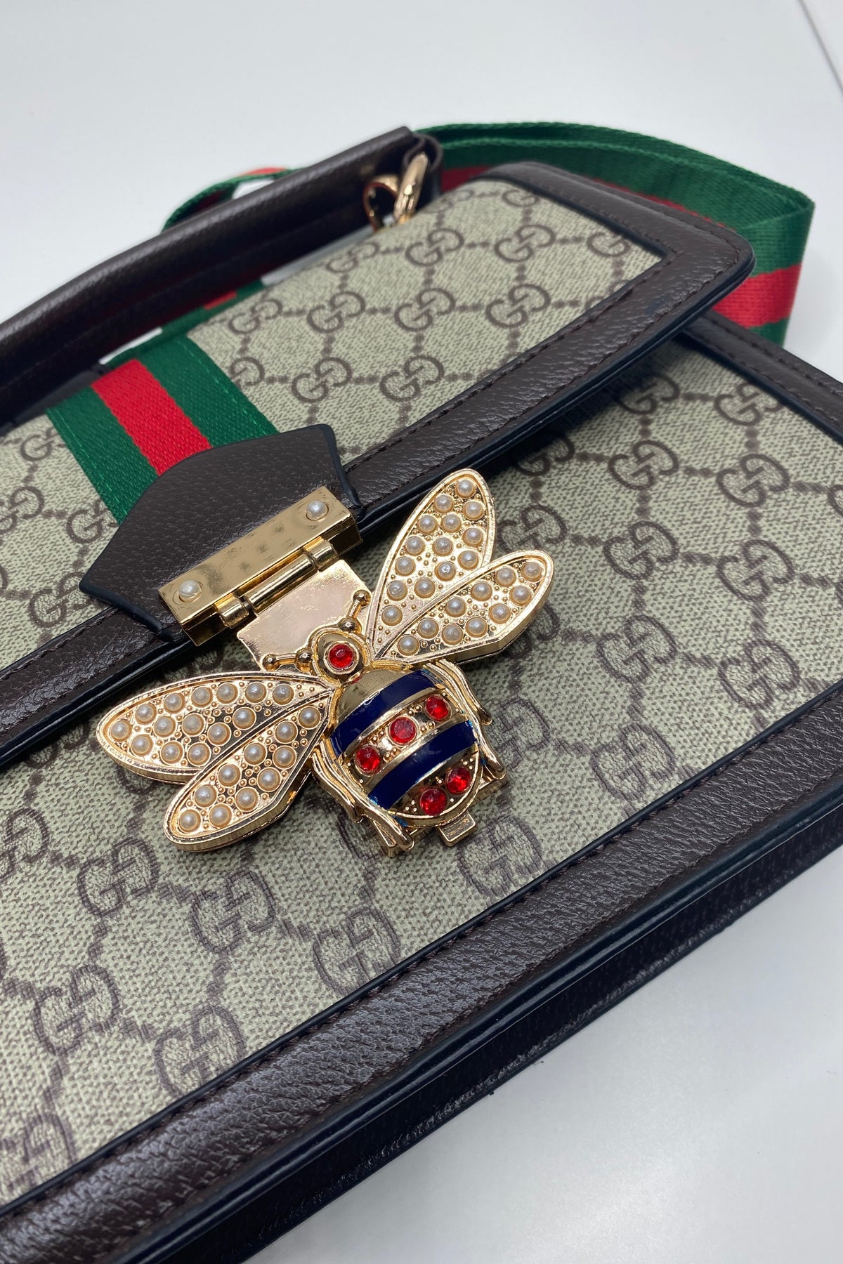 gucci purse with bee clasp