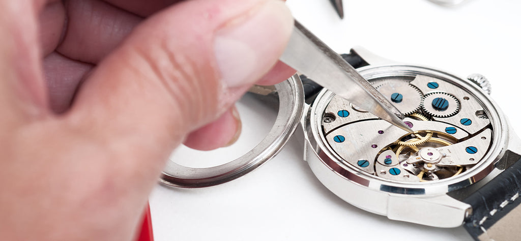 Сдать часы обратно. Разобранные часы. Оценка швейцарских часов и ювелирных изделий. Watch Repair. Часы разобранные на столе.